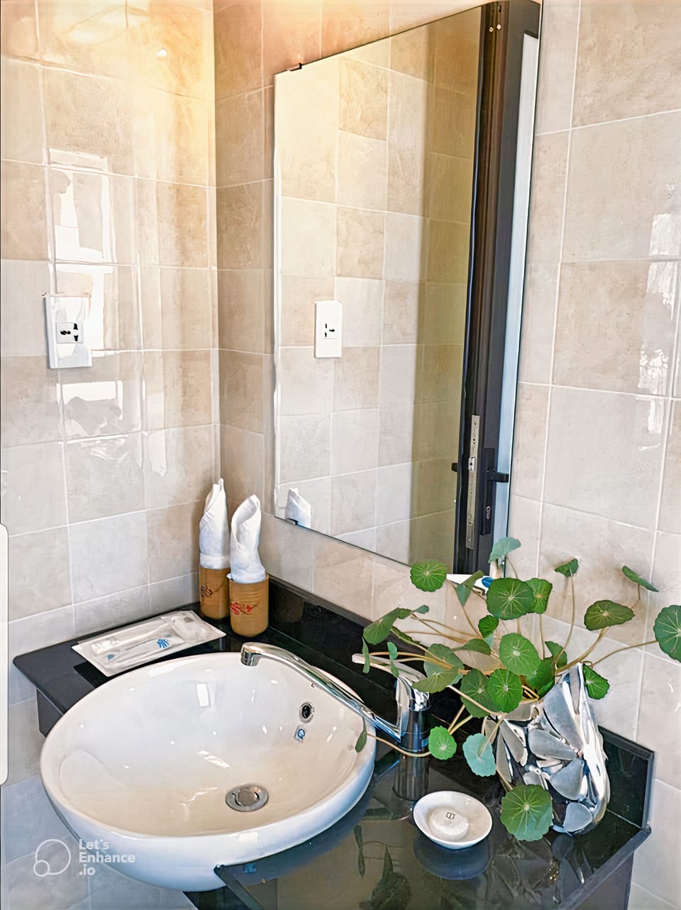 Shower, hydromassage showerhead, free toiletries, hair dryer
