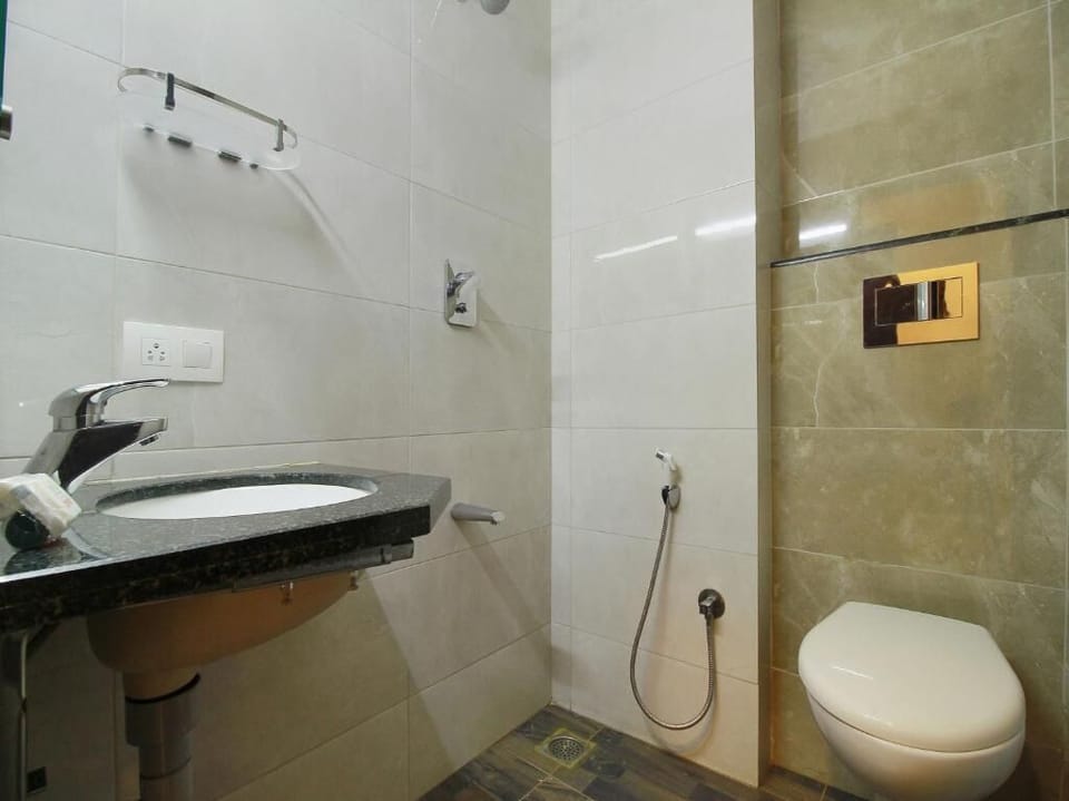 Shower, rainfall showerhead, free toiletries, towels
