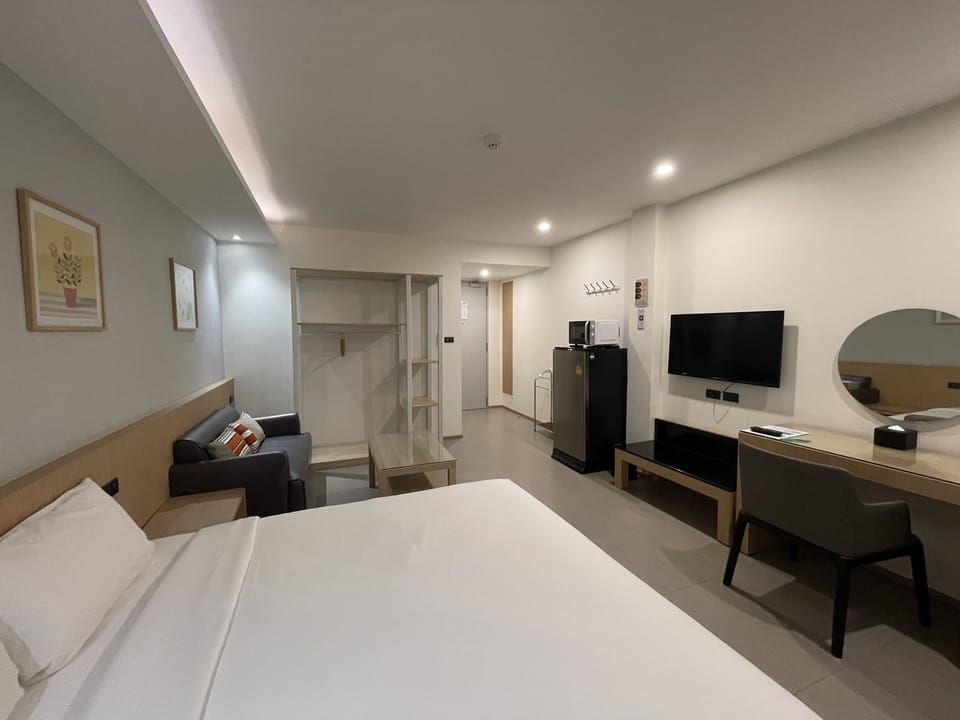Studio | In-room safe, desk, blackout drapes, soundproofing