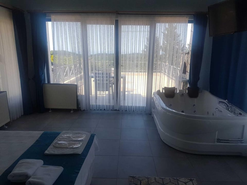 Deluxe Room, 1 Queen Bed, Jetted Tub | Egyptian cotton sheets, premium bedding, Select Comfort beds, minibar