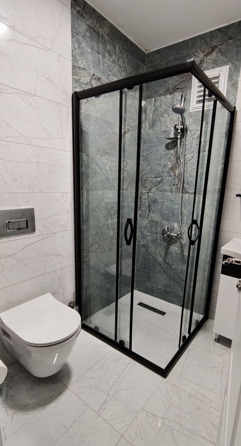 Deluxe Suite | Bathroom | Shower, rainfall showerhead, hair dryer, slippers