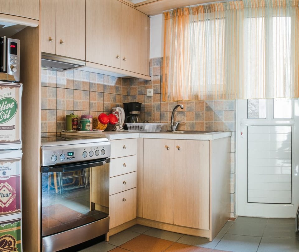 Design Apartment | Private kitchen | Full-size fridge, microwave, oven, stovetop