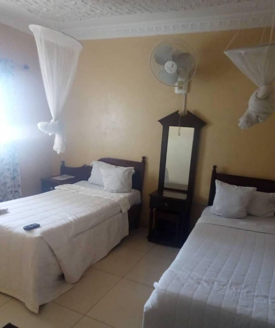 Standard Twin Room | Individually decorated, individually furnished, desk, laptop workspace