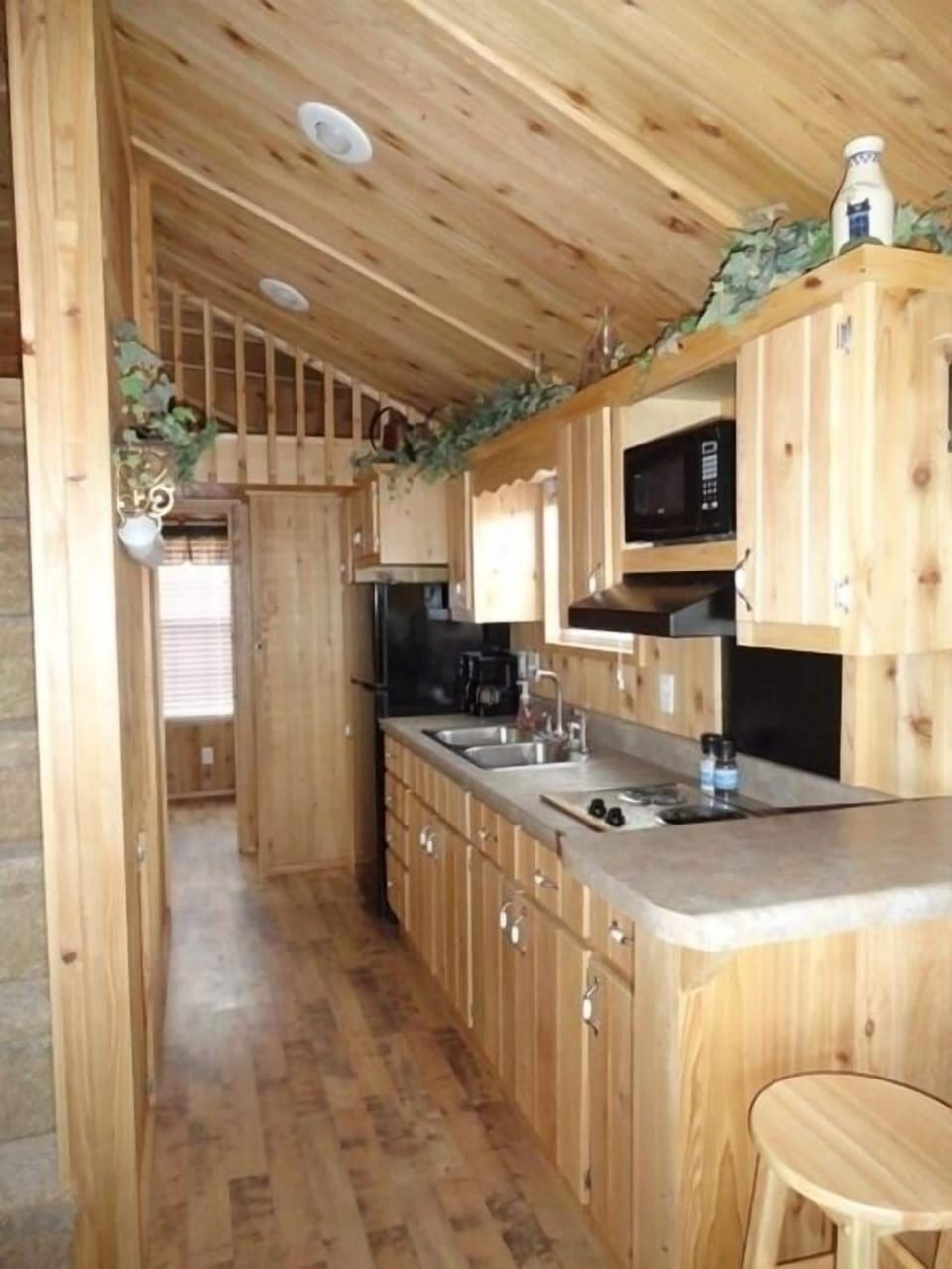 Standard Cabin (3) | Private kitchen | Stovetop, toaster, cookware/dishes/utensils, cleaning supplies
