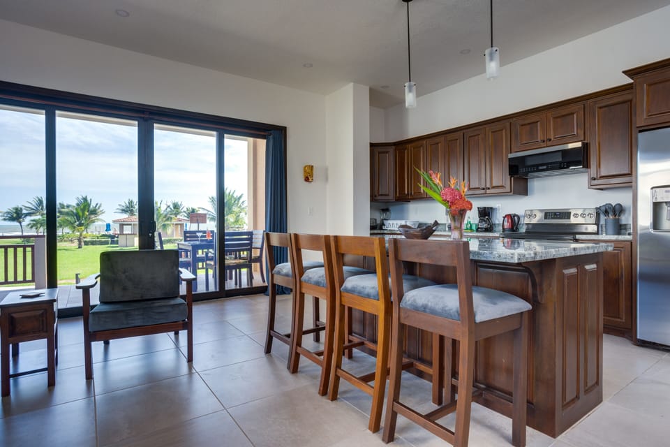 Deluxe Villa, 2 Bedrooms, 2 Bathrooms, Beachside | In-room dining