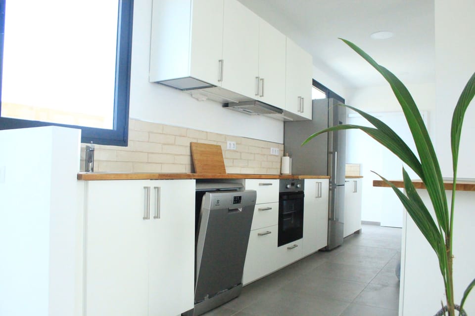 Full-size fridge, microwave, oven, stovetop