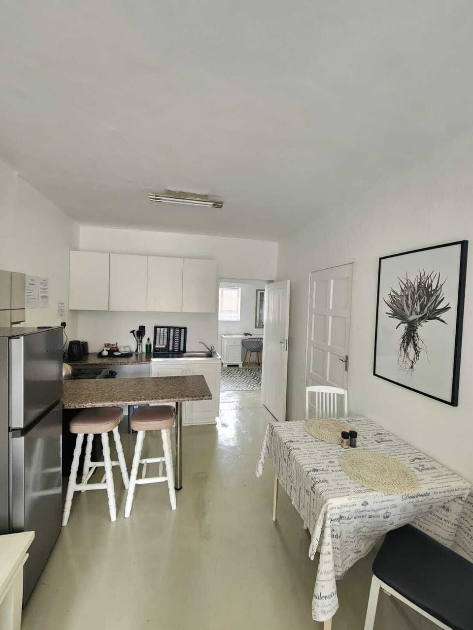 Basic Apartment | Private kitchenette | Fridge, microwave, coffee/tea maker, electric kettle