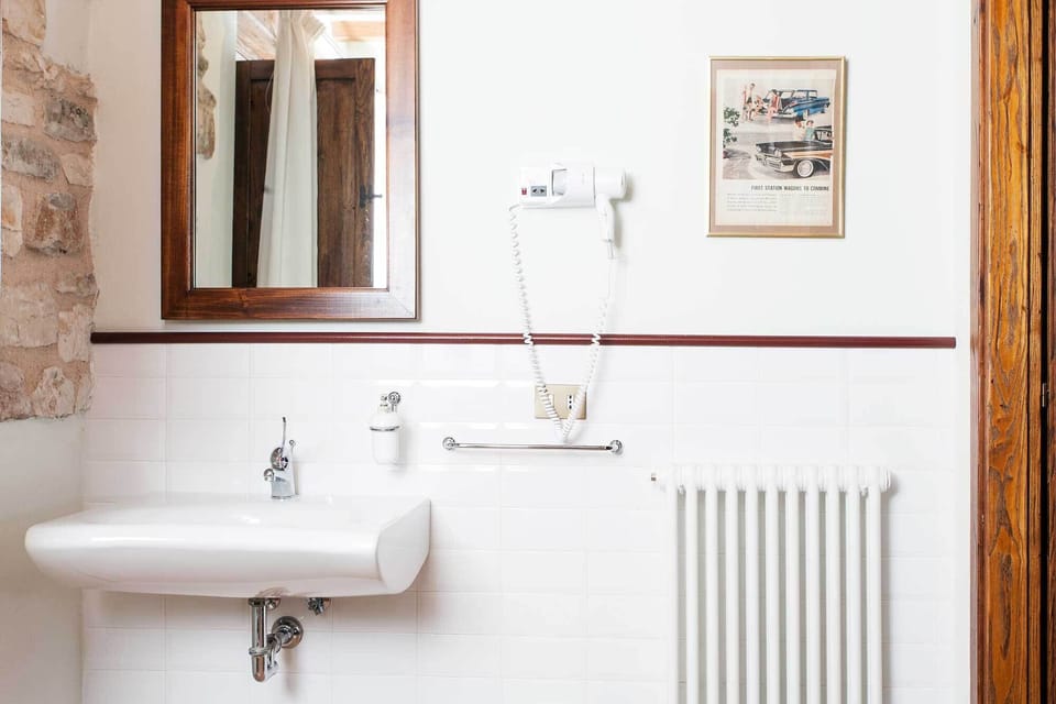 Double Room | Bathroom | Shower, free toiletries, hair dryer, bidet