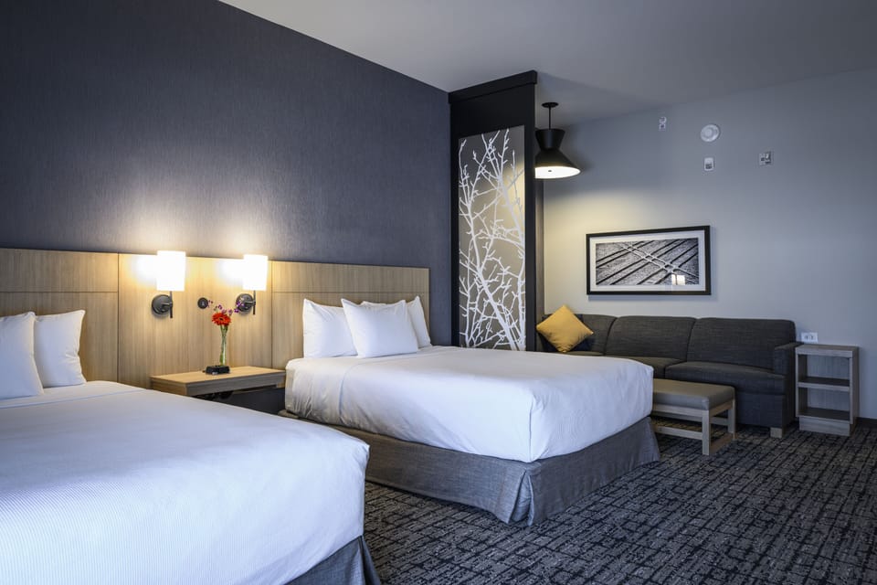 Premium bedding, in-room safe, desk, laptop workspace