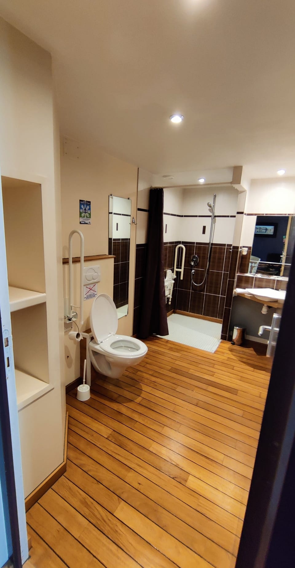 Suite | Bathroom | Free toiletries, hair dryer, towels