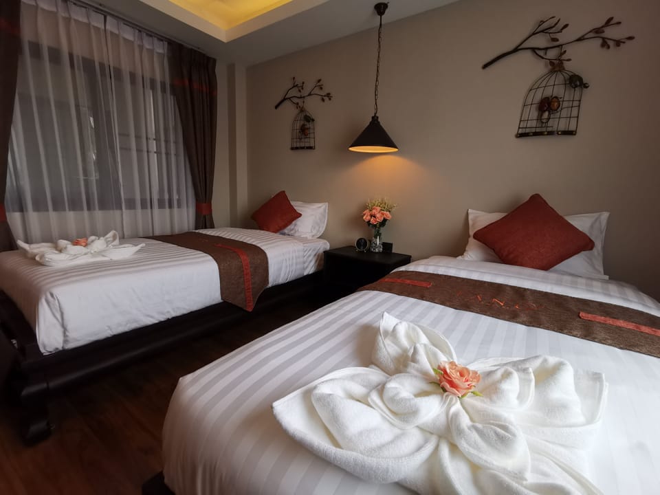 Deluxe Twin Room | Free minibar, individually decorated, individually furnished, desk