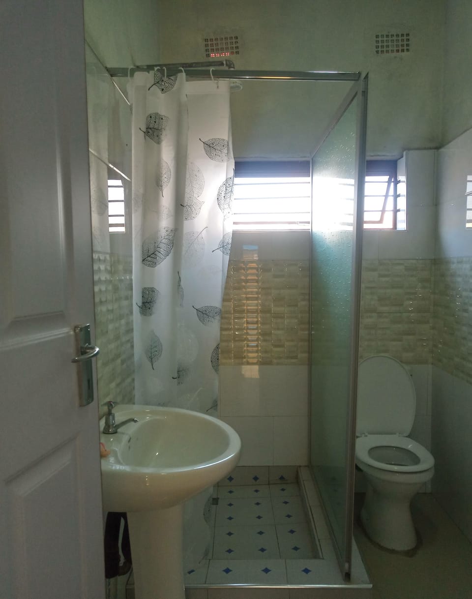 Shower, rainfall showerhead, free toiletries, towels