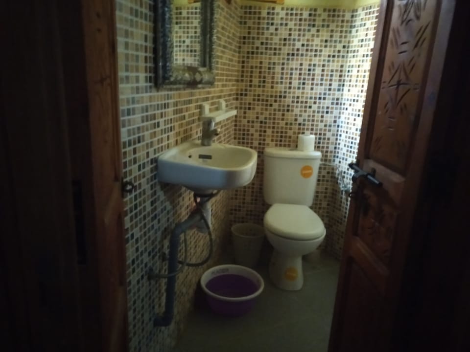 Shower, rainfall showerhead, free toiletries, hair dryer