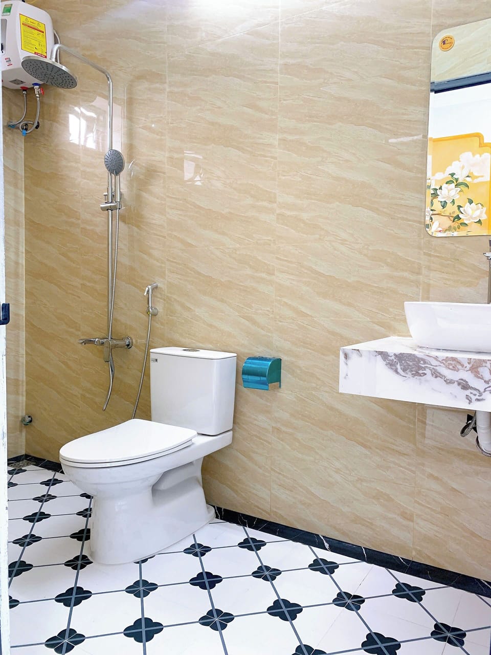 Standard Room, 1 King Bed, Garden View | Bathroom | Shower, free toiletries, hair dryer, slippers