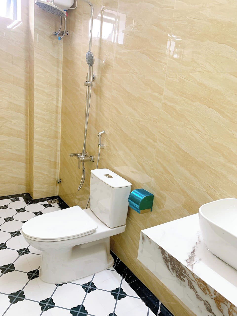 Standard Room, 1 King Bed, Garden View | Bathroom | Shower, free toiletries, hair dryer, slippers