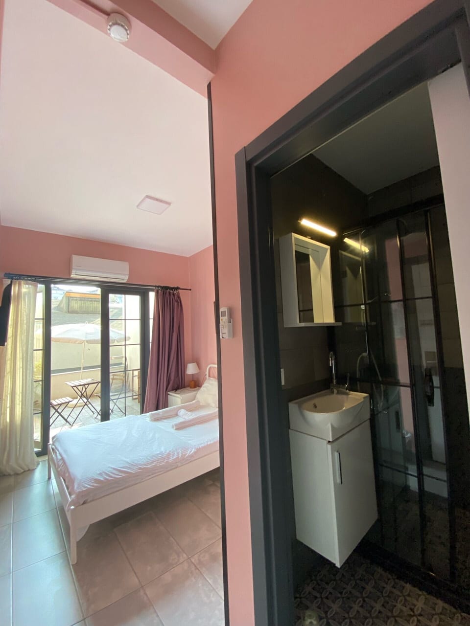Standard Room, Private Bathroom | Laptop workspace, blackout drapes, soundproofing, iron/ironing board