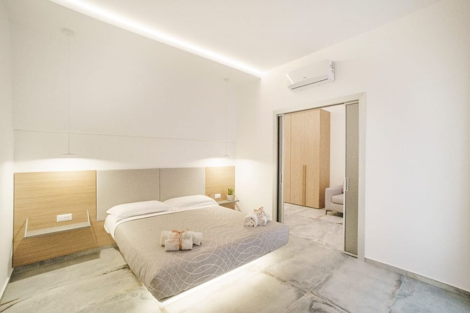 Deluxe Suite, Balcony | Frette Italian sheets, premium bedding, down comforters