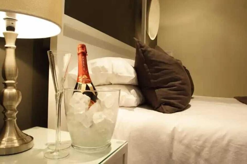 Honeymoon Room (suite) | Champagne service