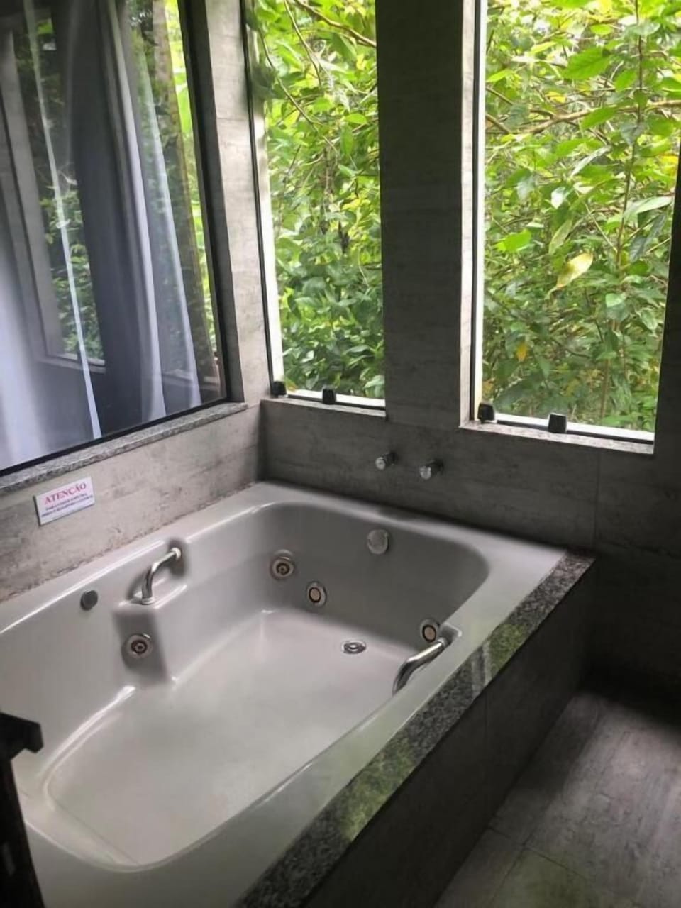Suite com Banheira de Hidromassagem | Private spa tub