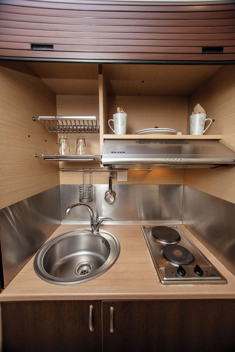Shared fridge, microwave, stovetop, cookware/dishes/utensils