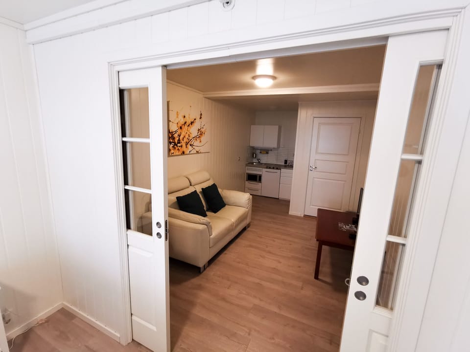 Basic Double Room, 1 Bedroom | Living area | 32-inch TV with cable channels