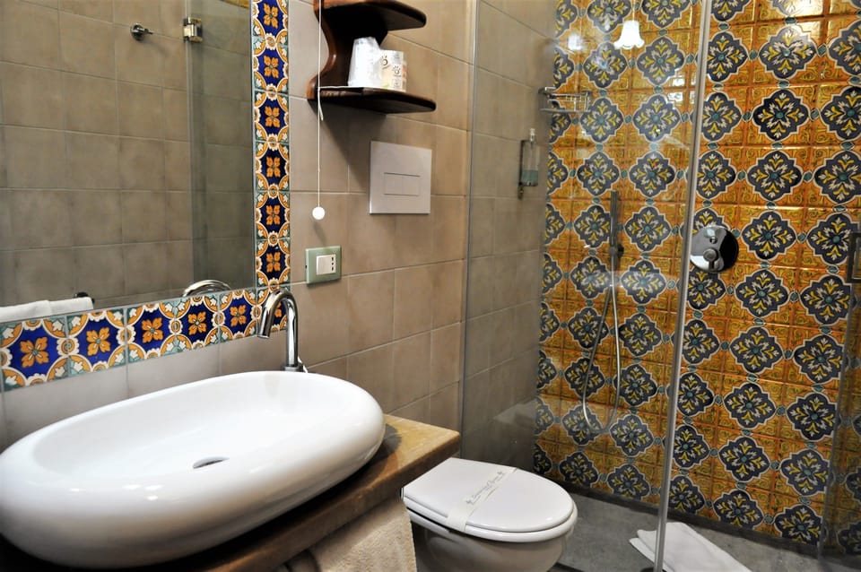 Shower, free toiletries, hair dryer, bidet
