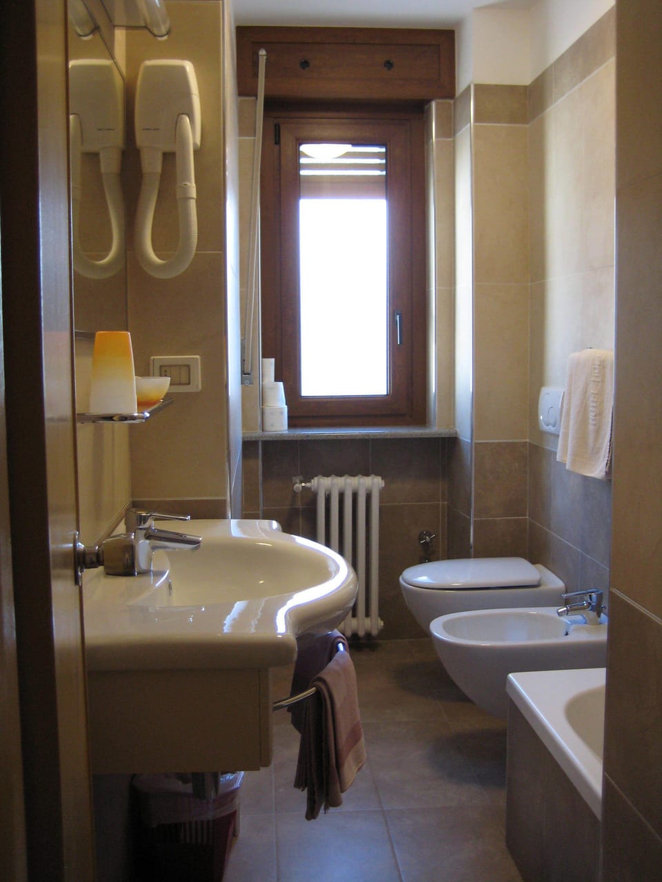 Combined shower/tub, deep soaking tub, free toiletries, hair dryer