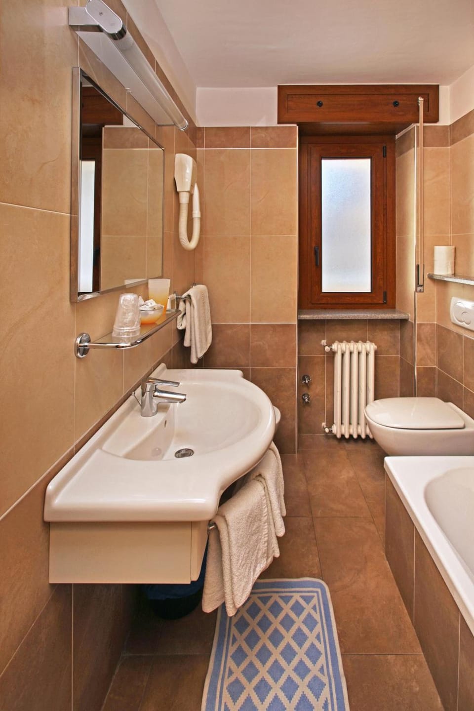 Combined shower/tub, deep soaking tub, free toiletries, hair dryer