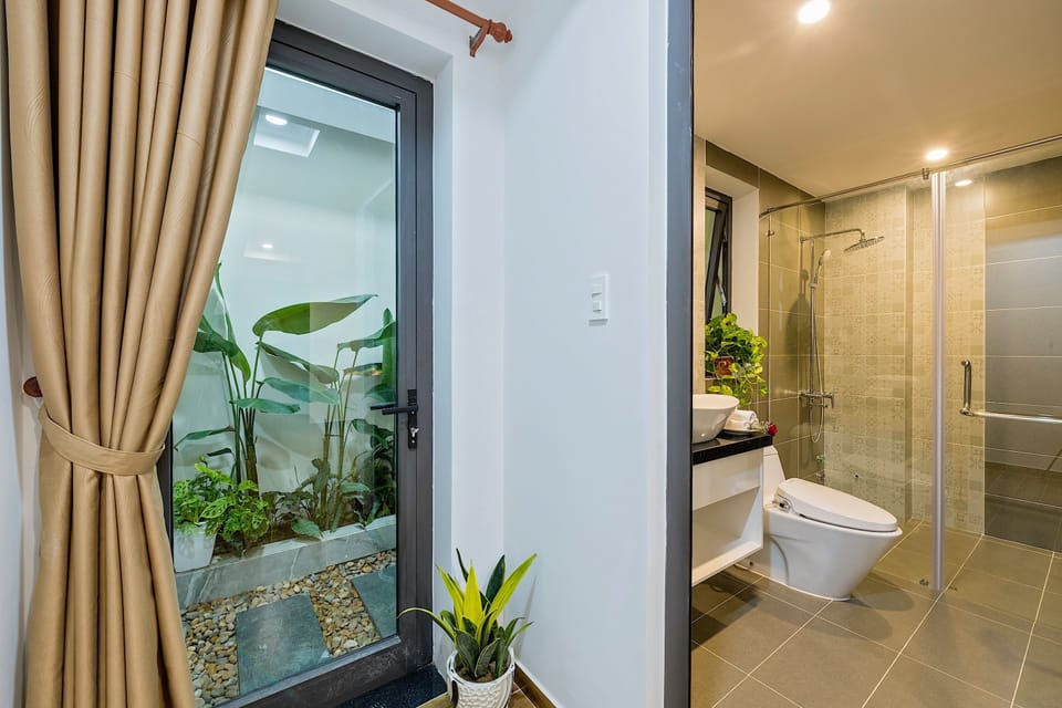 Deluxe Triple Room | Bathroom | Shower, free toiletries, hair dryer, slippers