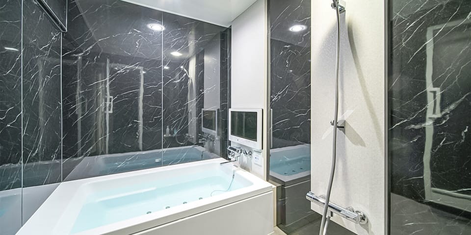 Separate tub and shower, jetted tub, free toiletries, hair dryer