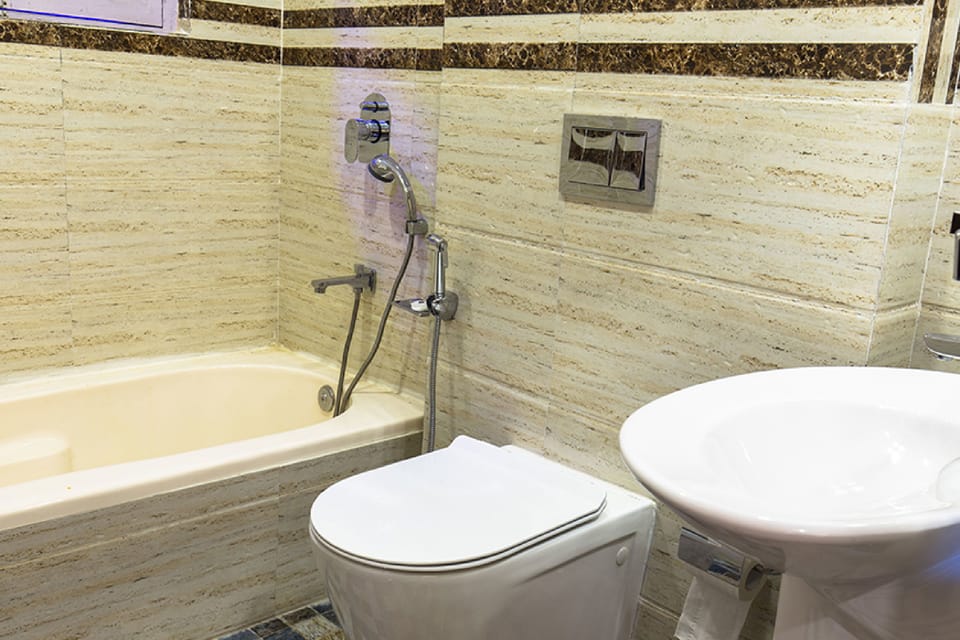 Deluxe Room | Bathroom | Shower, slippers, towels