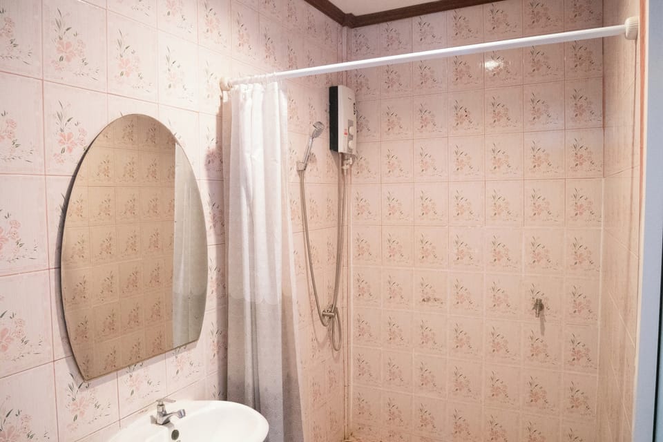 Superior Double Room | Bathroom | Shower, towels, soap, shampoo