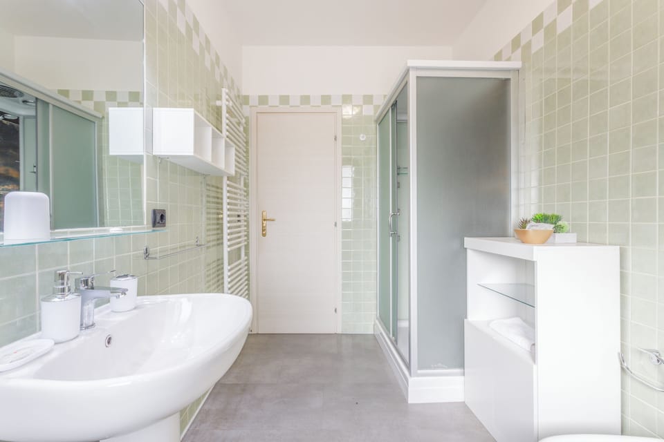Romantic Double Room, 1 King Bed, Private Bathroom (External) | Bathroom | Shower, rainfall showerhead, free toiletries, hair dryer