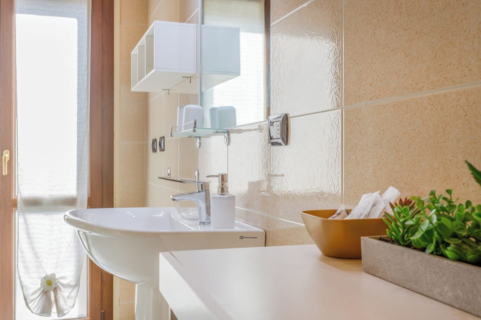 Romantic Triple Room, Multiple Beds (External) | Bathroom | Shower, rainfall showerhead, free toiletries, hair dryer