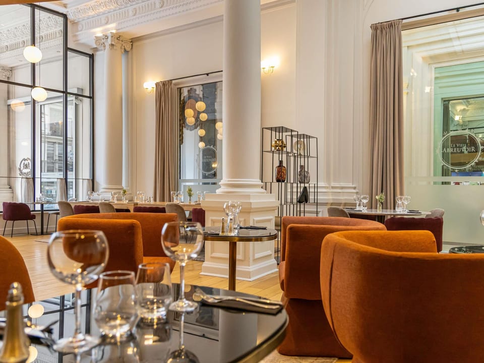 Breakfast, lunch, dinner served; French cuisine 