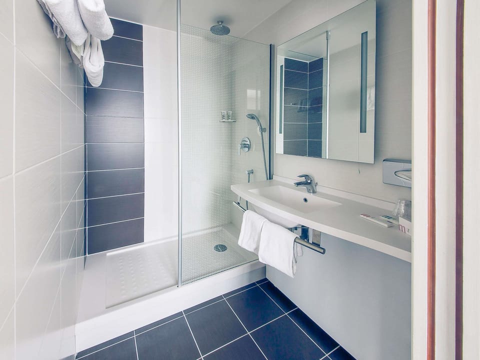 Premium bedding, in-room safe, desk, blackout drapes