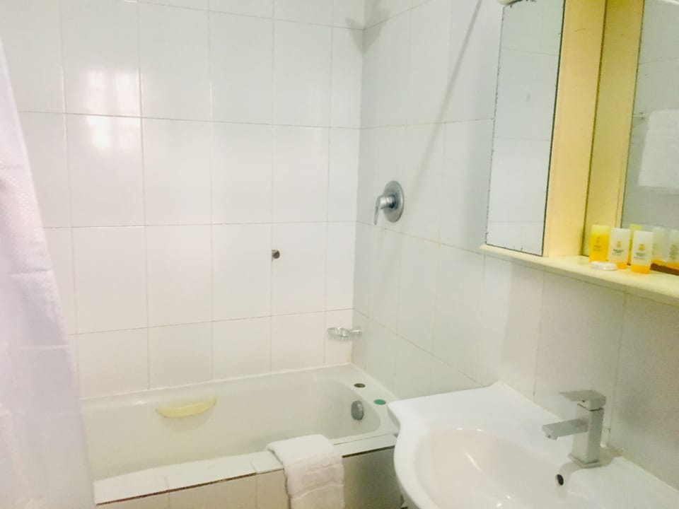 Combined shower/tub, rainfall showerhead, towels, soap