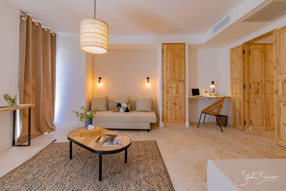 Superior Double Room, Private Bathroom (4 personnes) | Laptop workspace, free WiFi