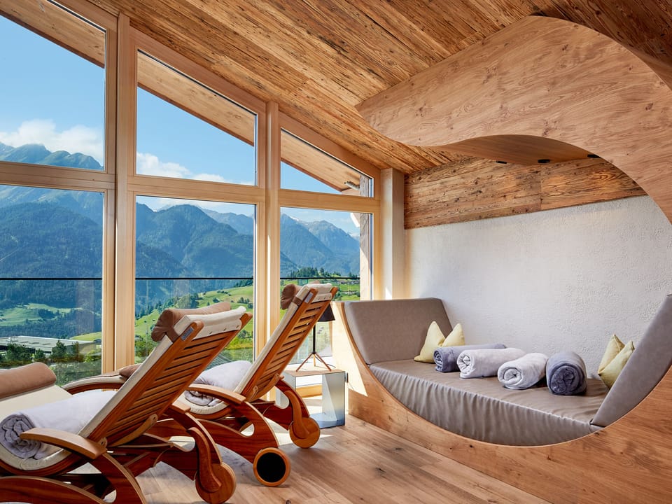 Sauna, steam room, hot stone massages, sports massages, 1 treatment room
