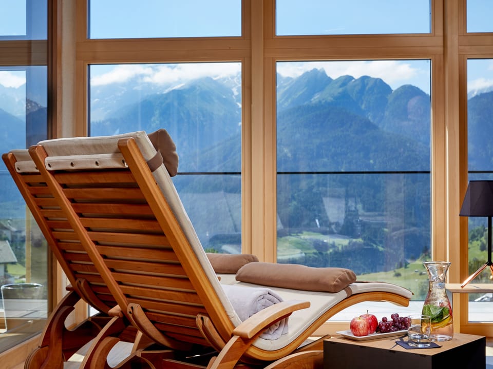 Sauna, steam room, hot stone massages, sports massages, 1 treatment room