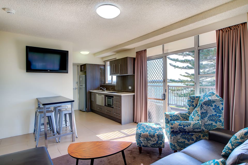 Waterfront Suite | Living area | TV