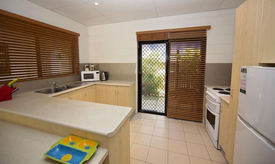 Apollo Jewel Unit 3 | Private kitchen | Coffee/tea maker, fridge, microwave, stovetop