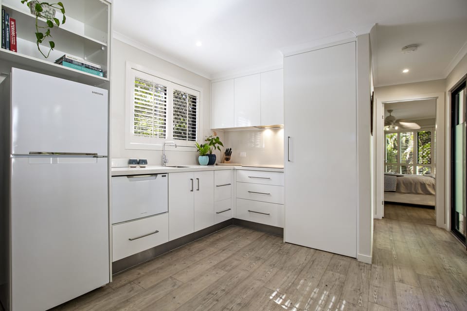 Coffee/tea maker, full-size fridge, microwave, stovetop