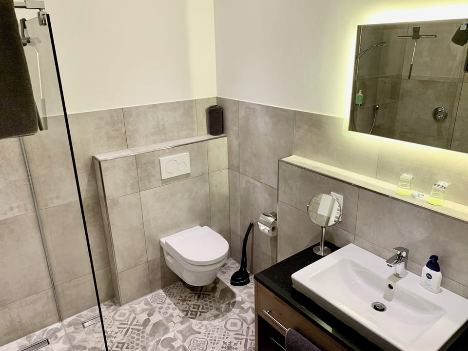 Premium bedding, desk, soundproofing, WiFi (free)