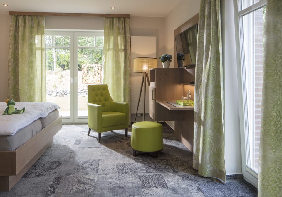 Premium bedding, desk, soundproofing, WiFi (free)
