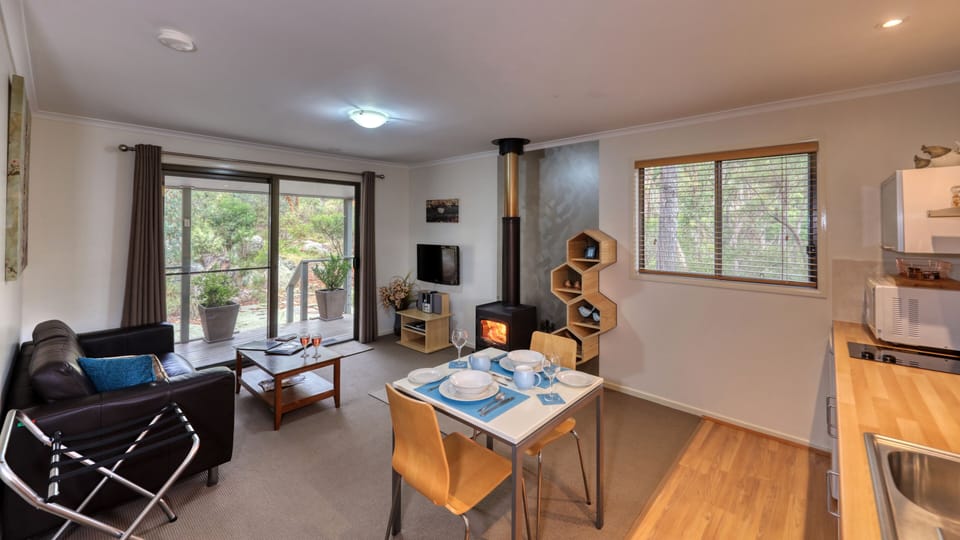 Standard Suite, 1 Bedroom, Non Smoking, Kitchen (4) Villa) | Iron/ironing board, WiFi (free), individually decorated