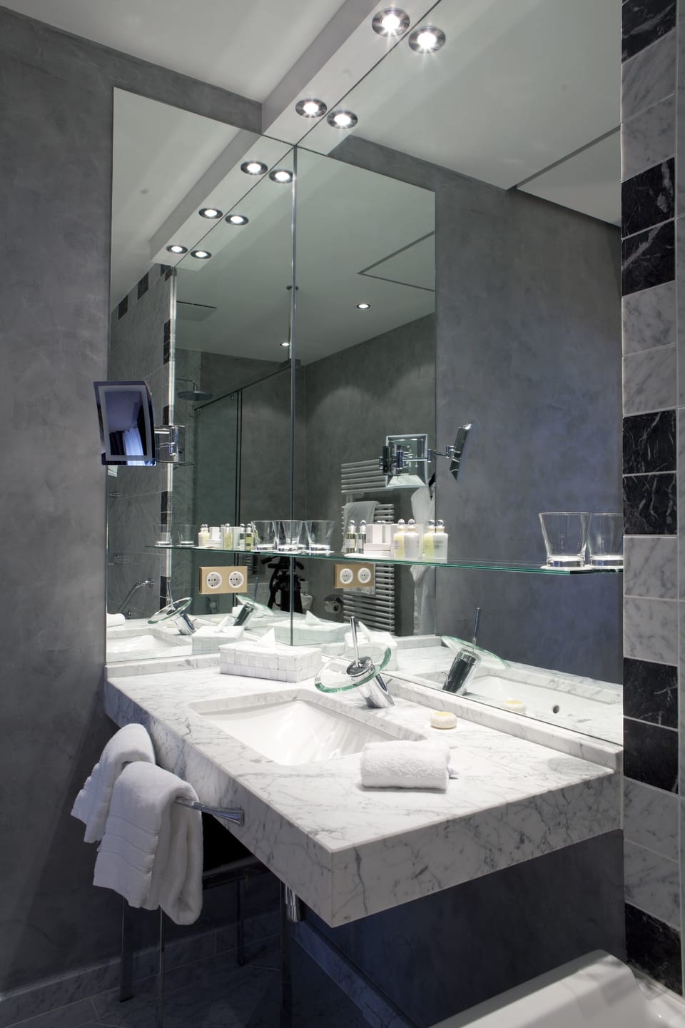 Executive Double Room | Bathroom | Combined shower/tub, designer toiletries, hair dryer, bathrobes