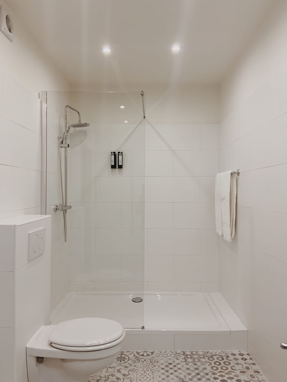 Junior Suite | Bathroom shower