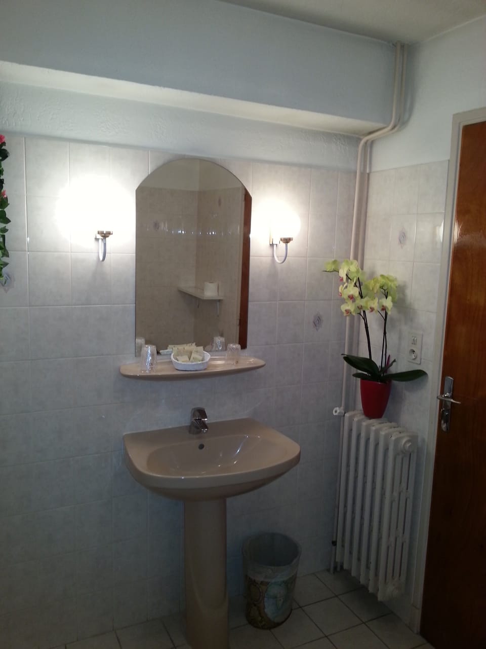 Double Room | Bathroom | Free toiletries, hair dryer