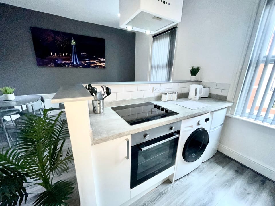 Deluxe Apartment, Hot Tub (Reads Ditchburn ) | Shared kitchen
